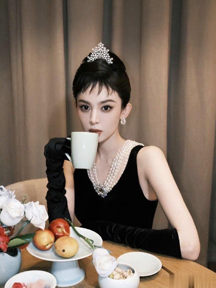 #新浪娱乐[超话]##女明星们cos的赫本# 娜扎和热巴真的好美啊，颜值真的好优