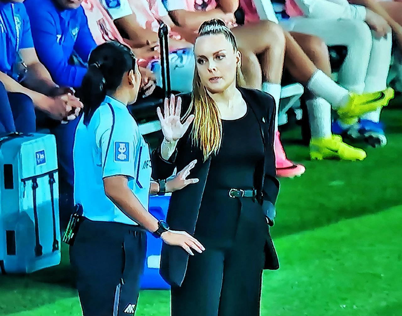 中国对乌兹别克斯坦女足之战，最吸引眼球的人物当属乌兹比克队年轻的美女教练卡特里娜