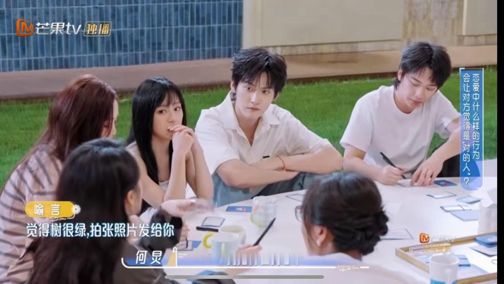 “觉得树很绿，拍张照片发给你”好可爱啊言言，怪不得总爱和我们分享好看的风景呢爱惨