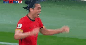 太不容易了，张玉宁和拜合拉木进球，现场落泪，中国男足领先了。
好久没看到这样的进