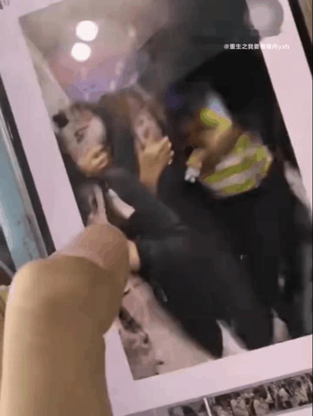 私生踹了朱映宸朱映宸被私生踹了一脚私生在背后踹了朱映宸一脚，私生有点夸张了