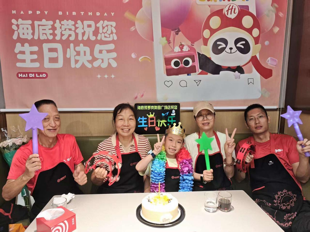 小朋友过生日，成了海底捞的热门生意。
今天孙子过生日，恰逢星期天。一家人海底捞热