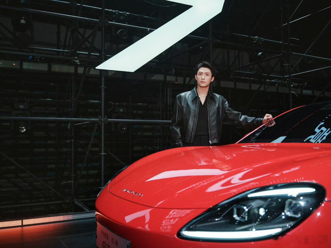 启境汽车全球品牌代言人黄景瑜启境汽车正式官宣黄景瑜为全球品牌代言人。发布会上，黄