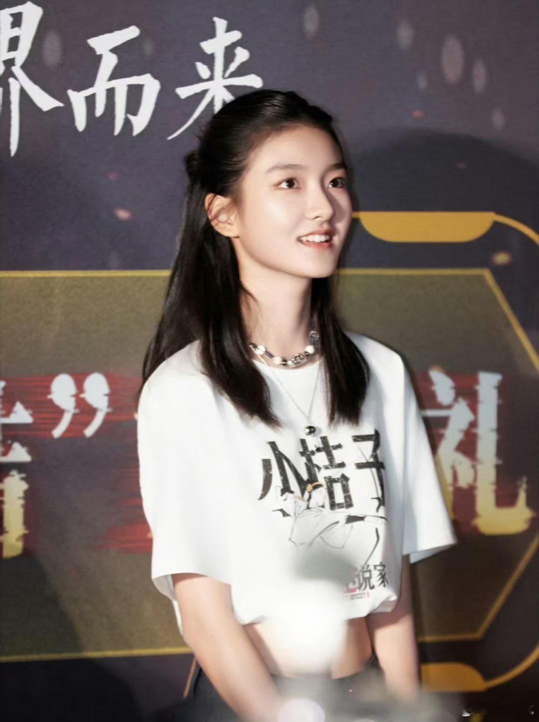 王圣迪双手难捂四嘴 当被问起新角色细节，王圣迪急得用双手去捂“漏风”的嘴，那慌张