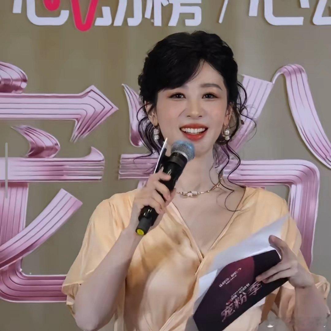 杨紫好美，今天的杨紫明眸皓齿，顾盼生辉，明媚动人，太漂亮啦杨紫，在四千米高原拍戏