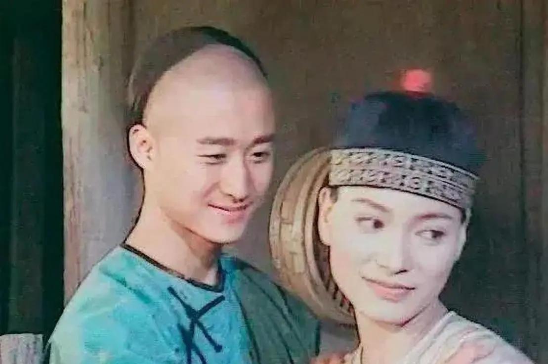 1998年，吴京手捧玫瑰单膝跪地时，樊亦敏盯着他磨破的练功服袖口说：