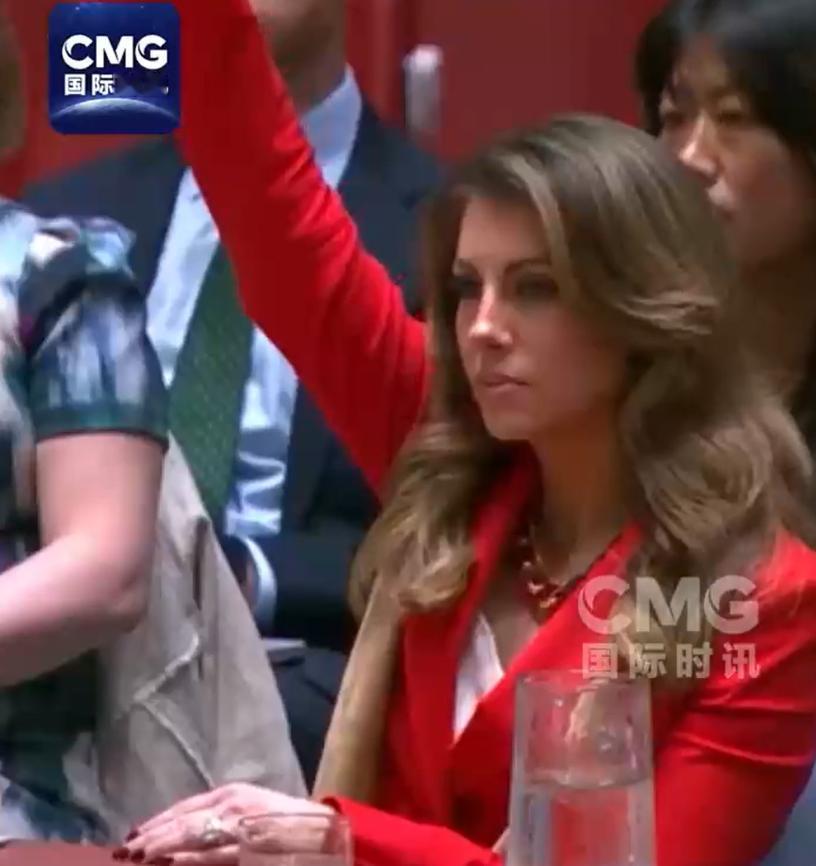 就是这个穿红衣的女人，刚刚在联合国，亲手否决了加沙的“生路”！ 在安理会最新的停