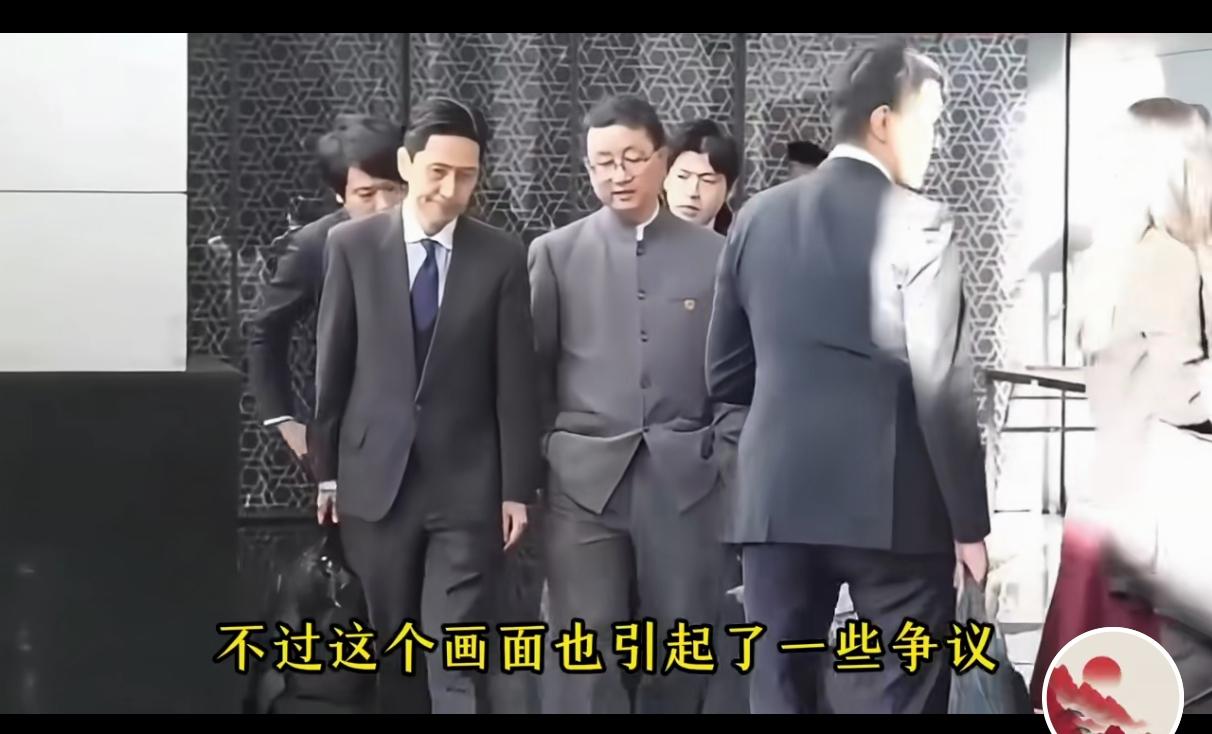 外交部刘司长插兜送别日本司长，意思是天冷（中日关系降至冰点），不能掏出来，掏出来