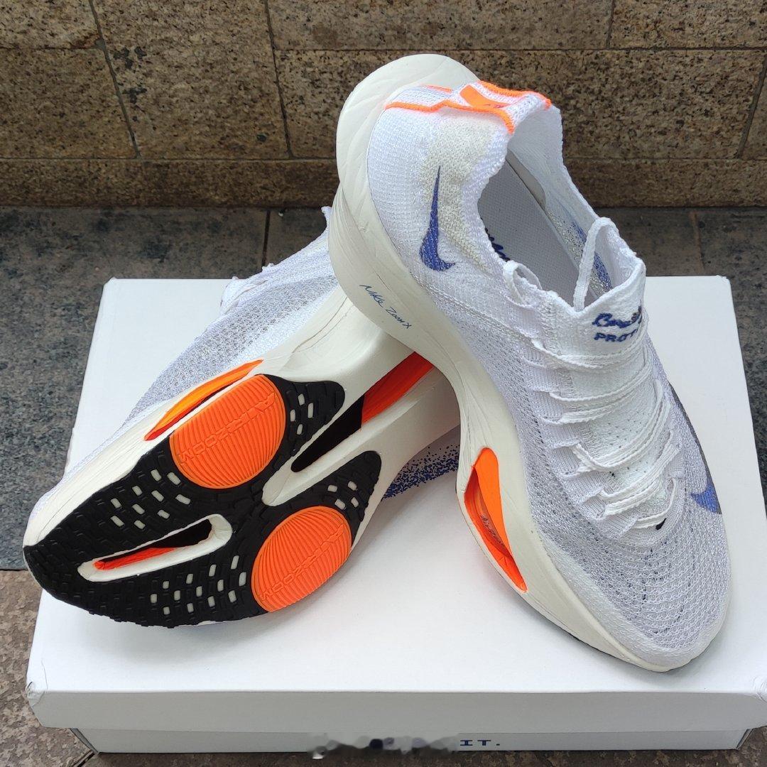 穿了几天耐克 Nike Alphafly 3 我先收起来了……不是总下雨我心疼白