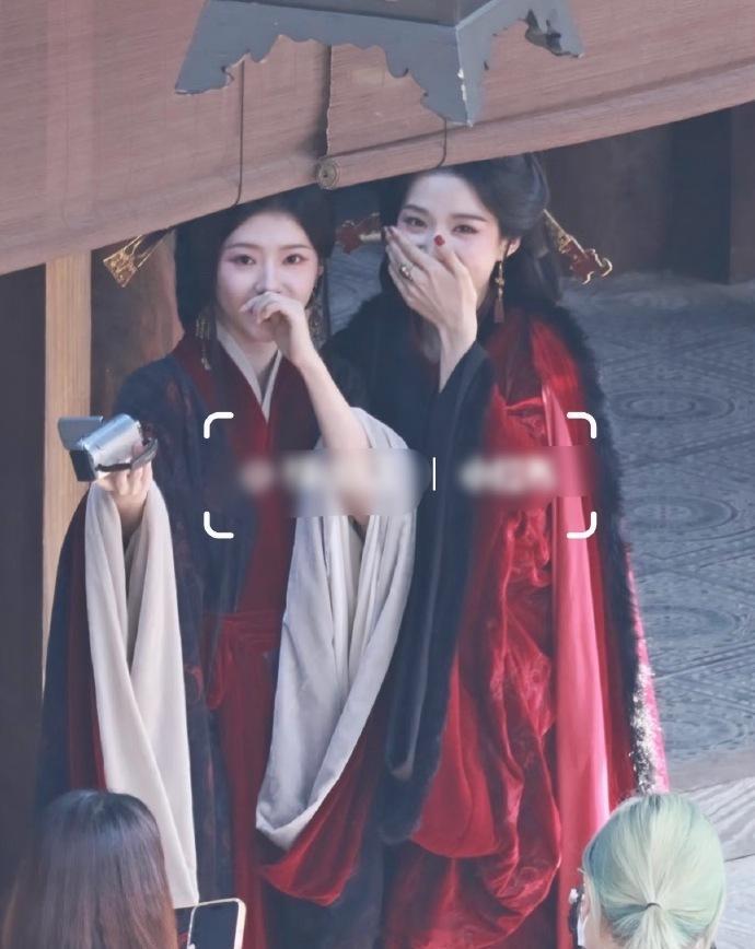 卢昱晓苏落薇片场ccd自拍刺棠女主卢昱晓红衣造型路透 ​​​好喜欢这种真实的片场