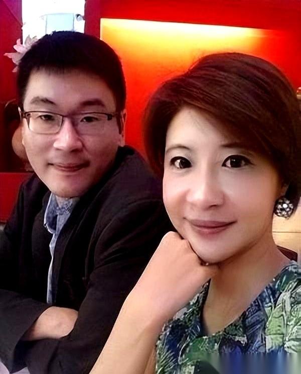 如果有一天你老公被拍到在会所里左拥右抱，你会怎么办？
一哭二闹三上吊？
人家林大
