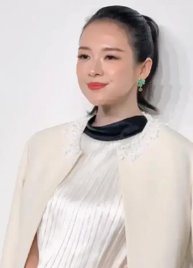 北京迪奥新店一开张，明星云集的场面就炸了锅，章子怡、景甜这些老将和新晋刘雨昕、周