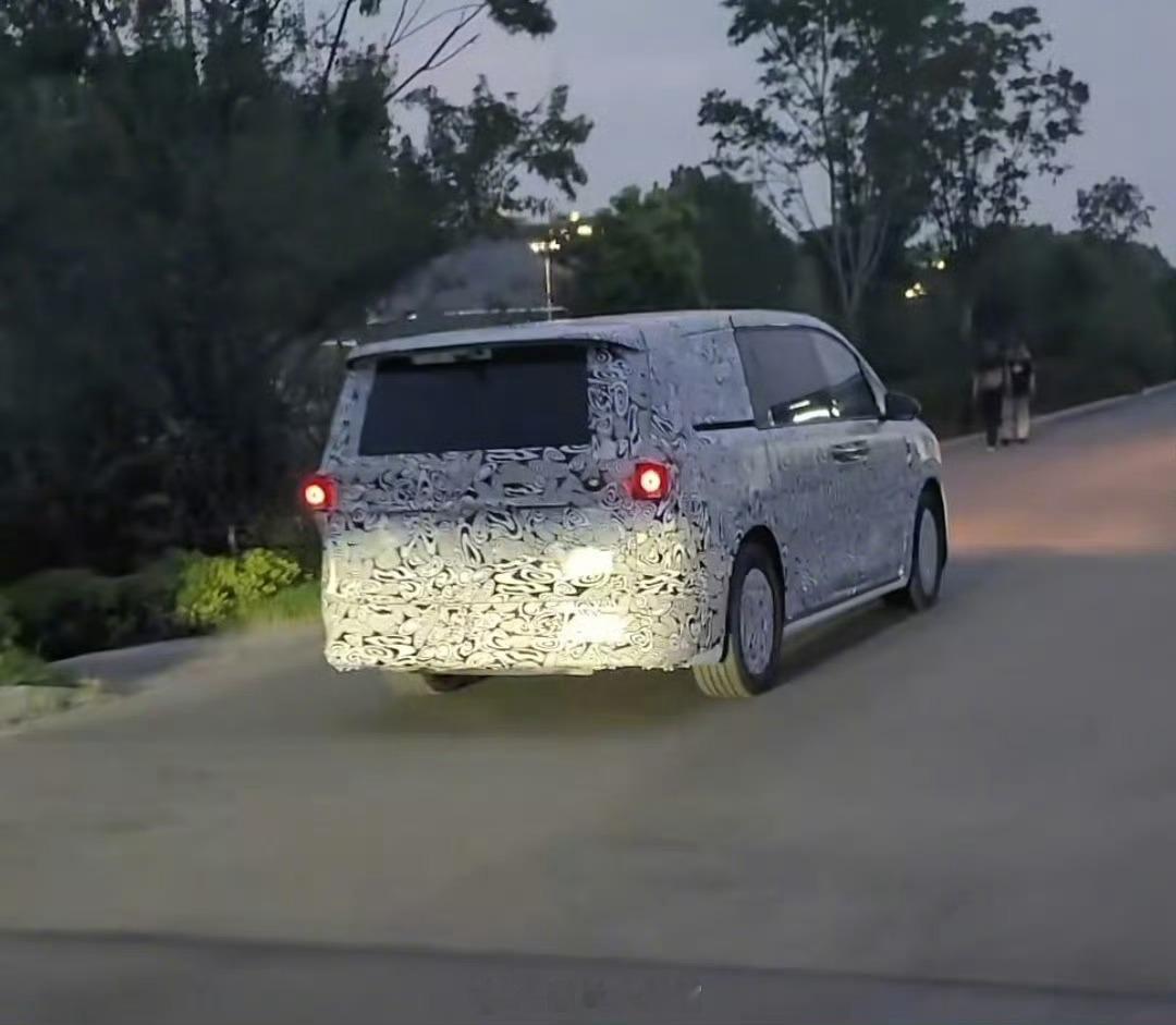 智界 MPV 路试影像曝光。前脸采用 S7、R7“同款”的家族化风格，头顶的激光