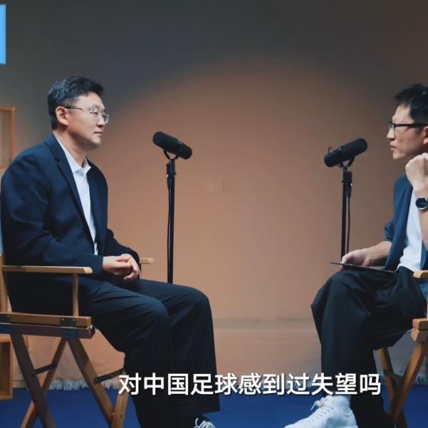 两鬓白白的孙继海佝偻着腰，坐在镜头前面，这还是当年那个叱咤英超的SUN吗，而主持