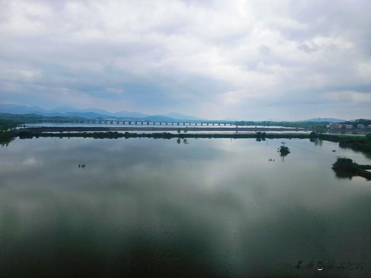 【小对联】
上：……？
下：京漂。