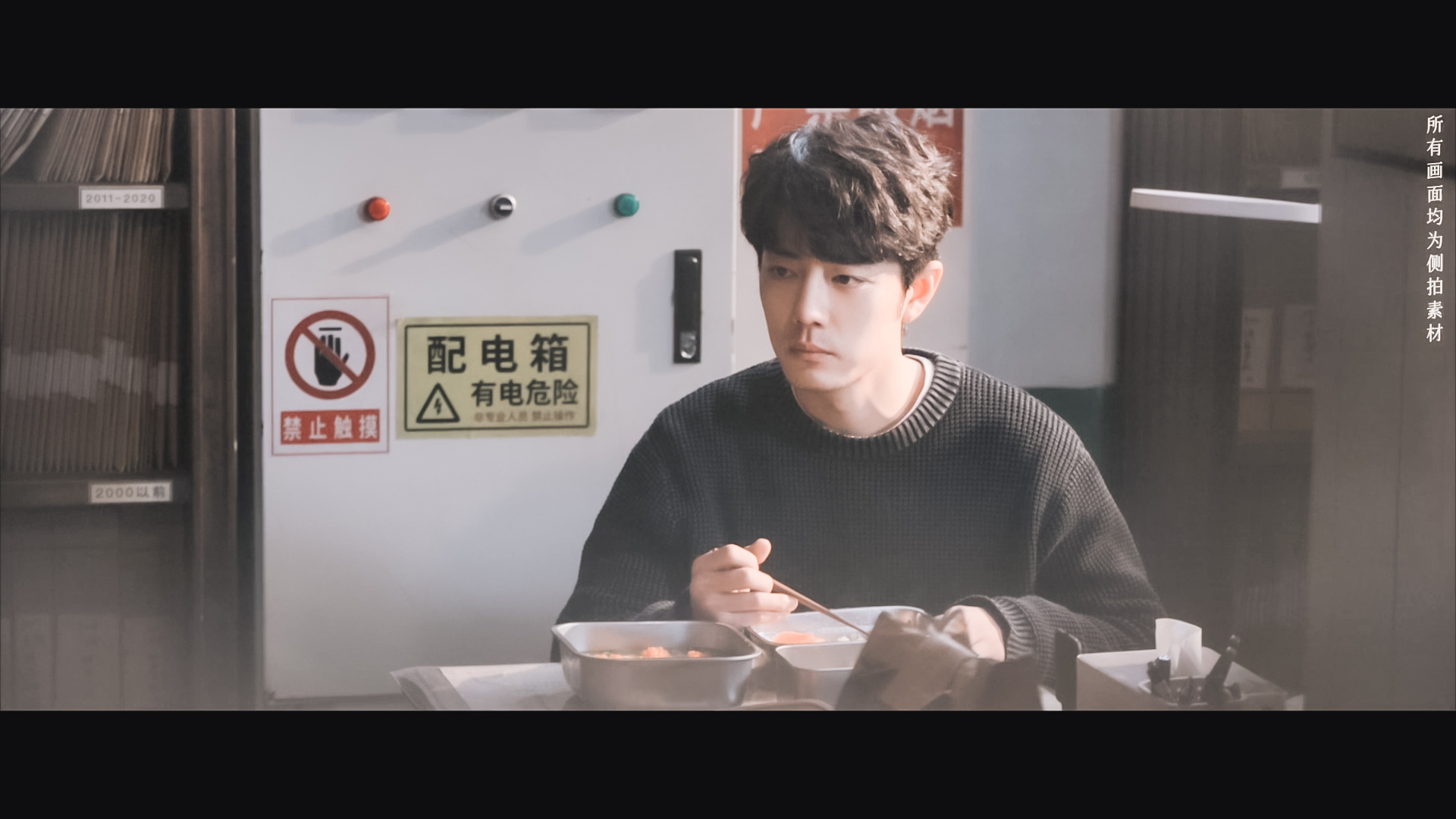 小城良方物料里很喜欢的一个镜头冷淡 疏离 颓能量很刘铮亮 ​​​