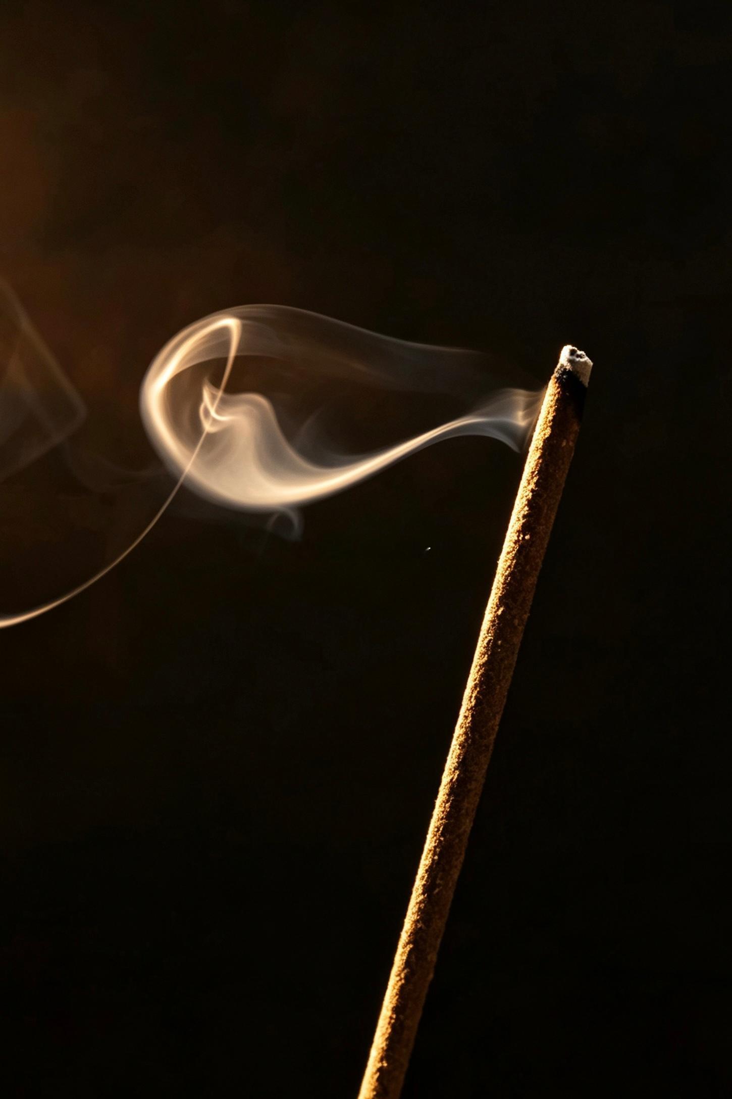 在独克宗古城，藏香制作是一门把时间揉进泥里的手艺。取海拔三千米以上的高山柏木，研