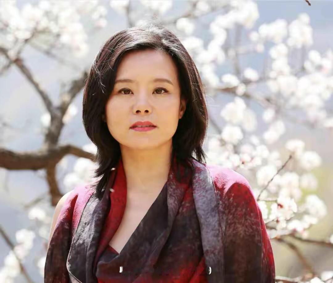 龚琳娜为挽回出轨丈夫送百件礼物这事，真让人感慨。近日她在节目分享这段过往，说在德