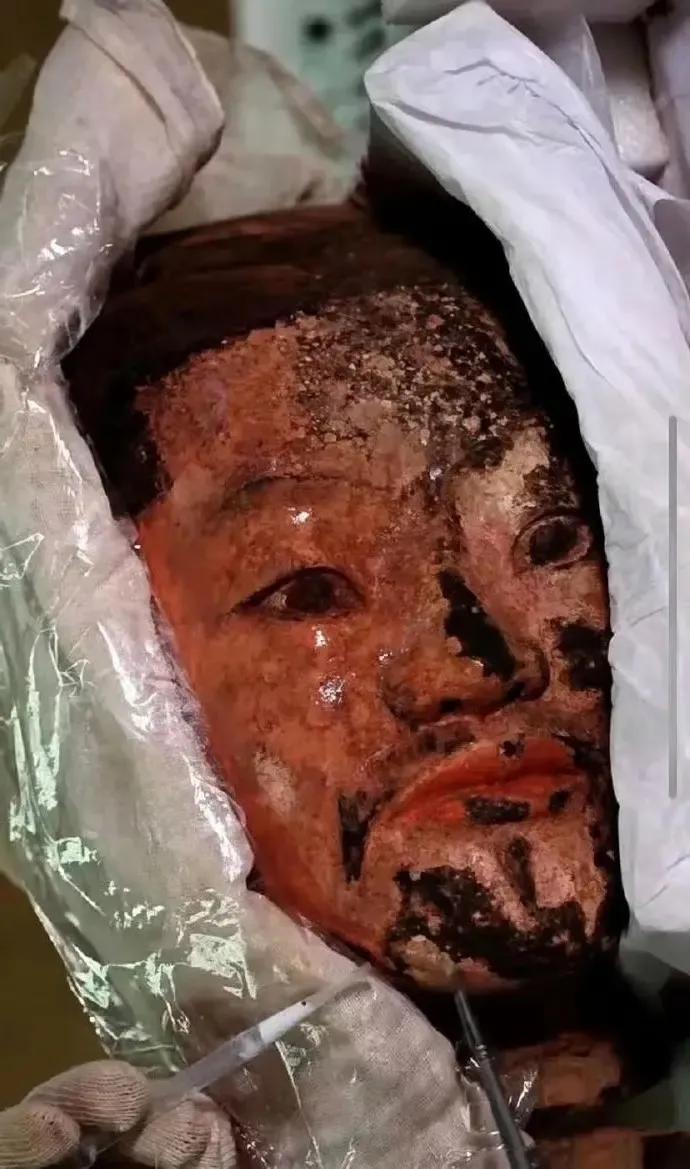 这是兵马俑icon刚出土时的样子。  

那些斑驳的陶俑刚从黄土里被挖出来时，还