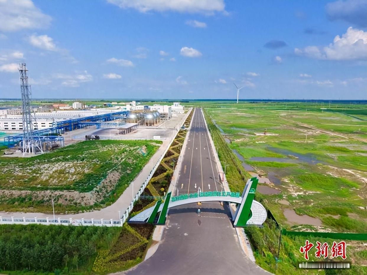 风光赋能产绿氨 吉林小城产品远航“五洲”
 走进位于吉林西部(大安)清洁能源化工