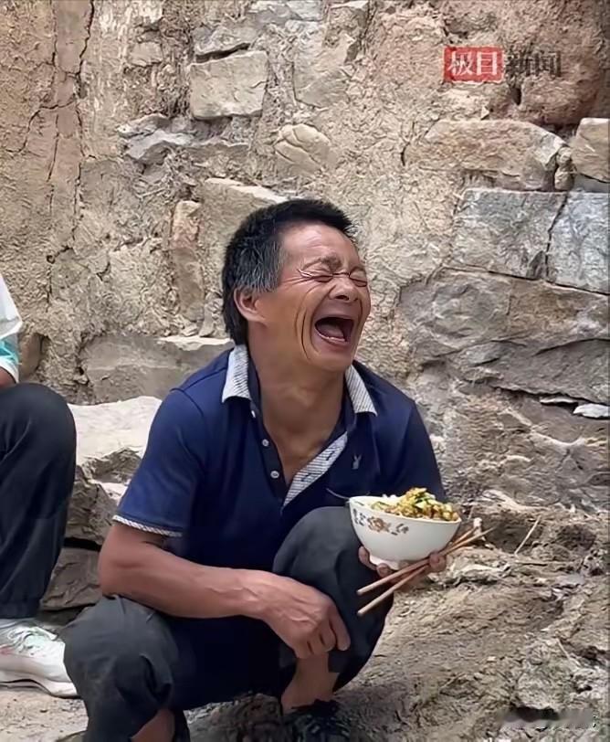 山西长治，残障男子失去双亲成为孤儿无法独自生活，为了让男子活下去，村书记找到全村