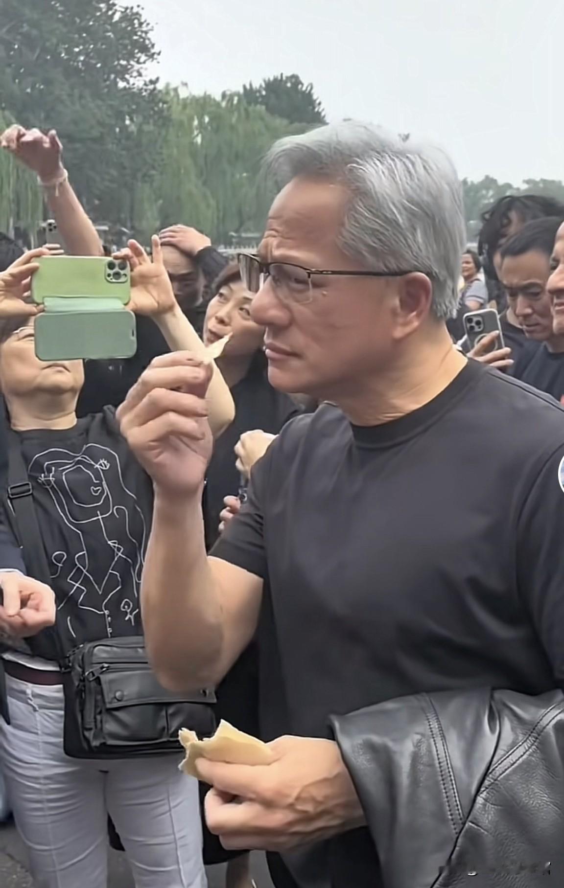 很多人都知道黄仁勋是美籍华人，即便他拥有美国国籍，也割舍不掉身上的华人血脉，他在
