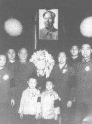 1976年9月，上海一所中学里，一个不起眼的学生走进班主任办公室，递上一张请假条