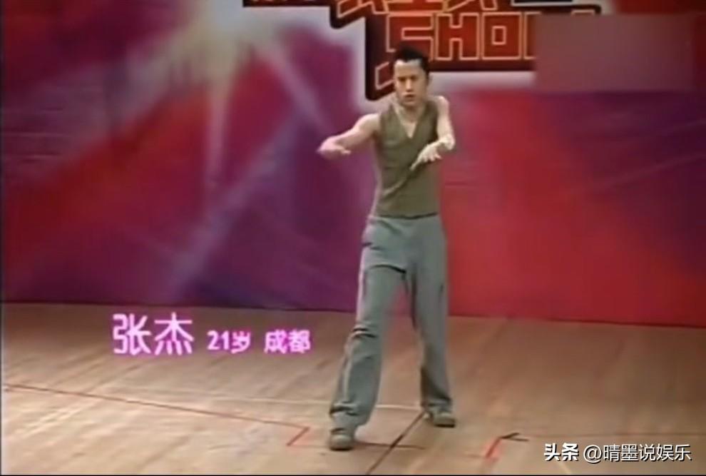 当年刚参加《莱卡我型我秀》的张杰虽然音色出众，
但外形看起来比较土气，
即使经过