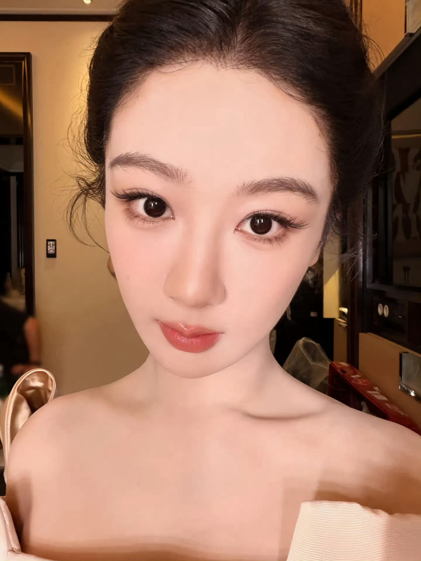 由于姐的自拍角度太过雷同，我以为是我看过了的旧照片，就给它划过去了，没想到是新鲜