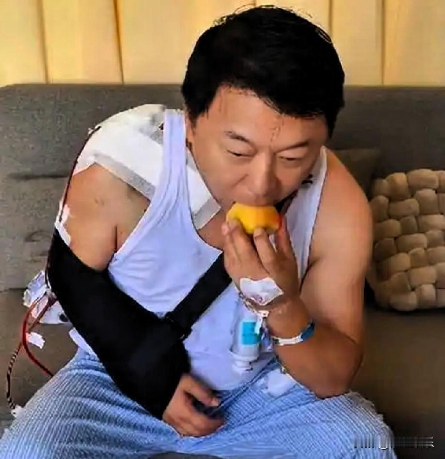 黄渤这“跤”摔得，真够戏剧性的。

刚在社交平台刷到他报平安的视频，心里咯噔一下
