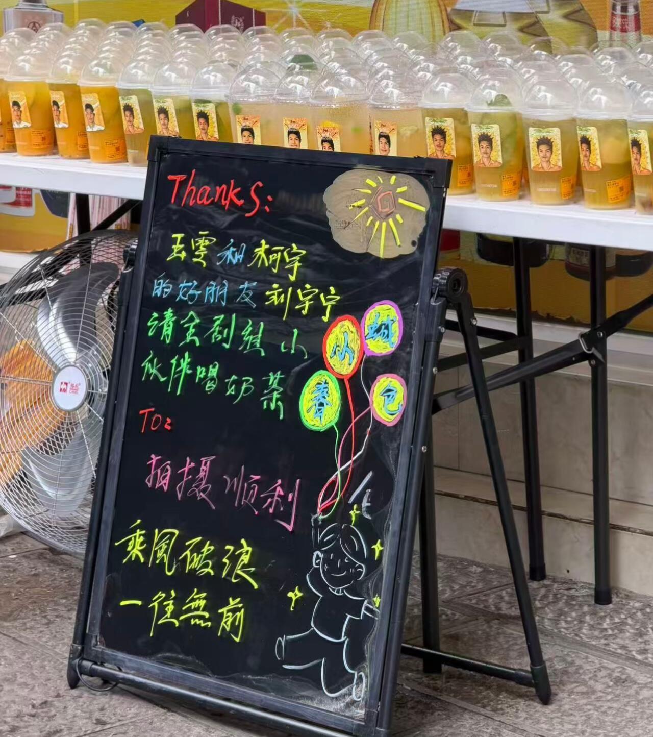 刘宇宁人真好啊。从来都是大大方方的，刚落地就请客，真是有心了刘宇宁请周柯宇王玉雯