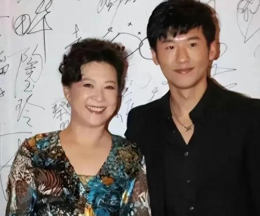 我提供的内容原封不动地放在文章的第一段，第二段开始你的续写。
 
百花奖刚结束，