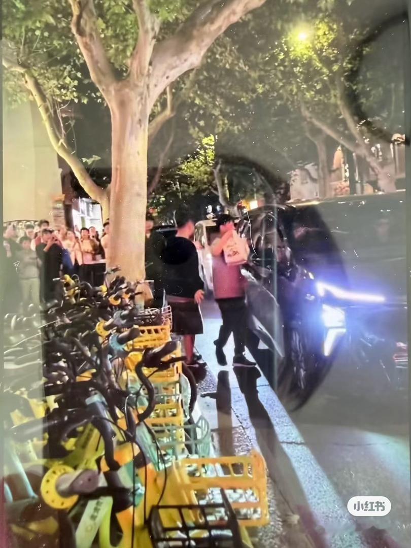 上海饭店偶遇周杰伦昆凌 周杰伦昆凌上海饭店被偶遇！结束青岛演唱会闪现上海，被猜测
