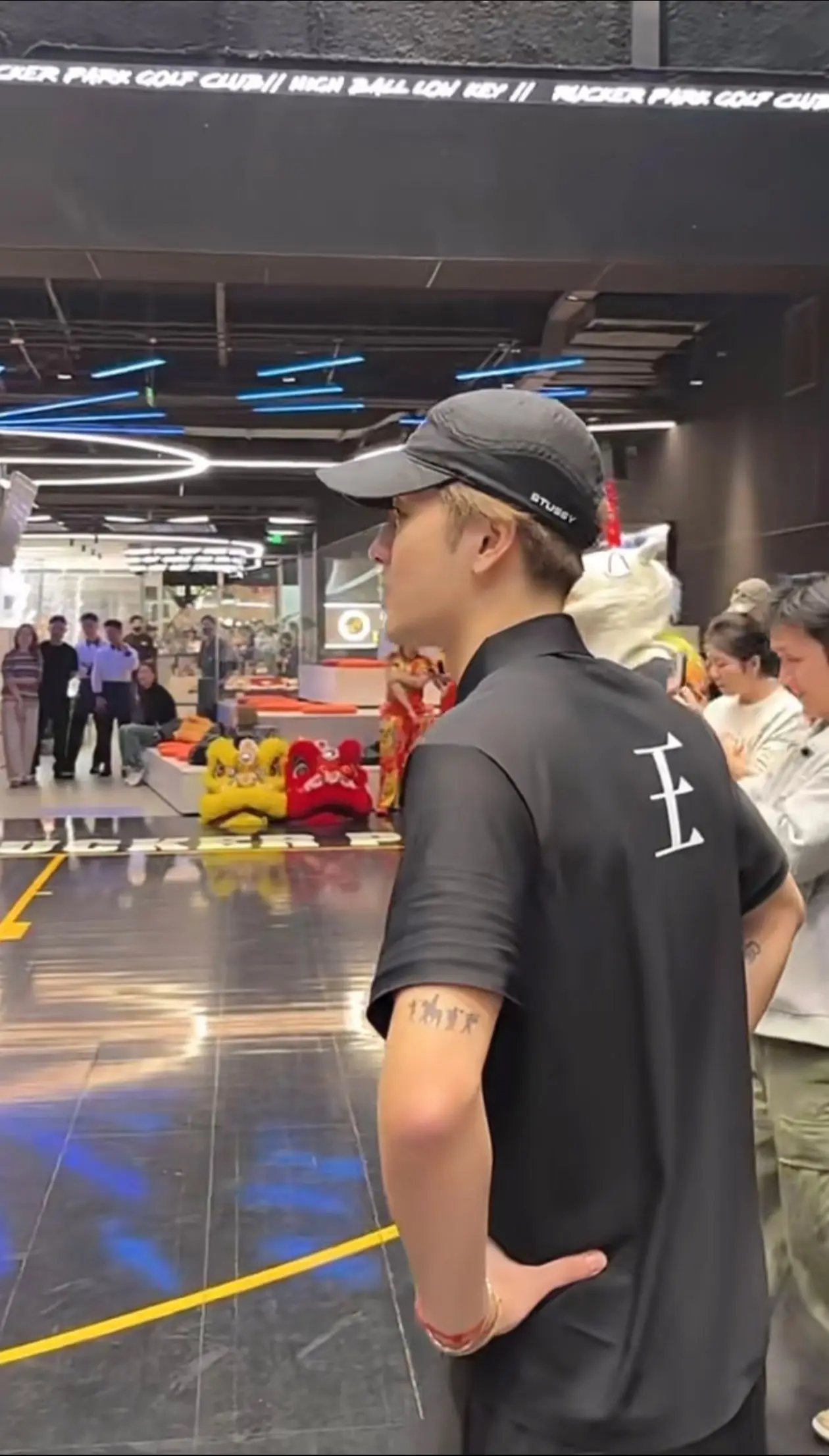 王教练的pg已经翘到可以顶起一瓶汽水了。