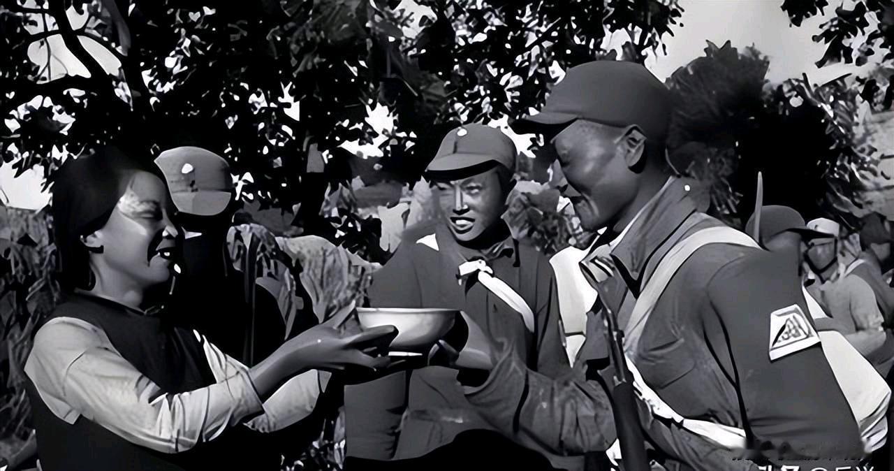 1944年，八路军部长进村讨水，农妇周秀华抄起擀面杖，猛砸他脑袋，没想到，杨成武