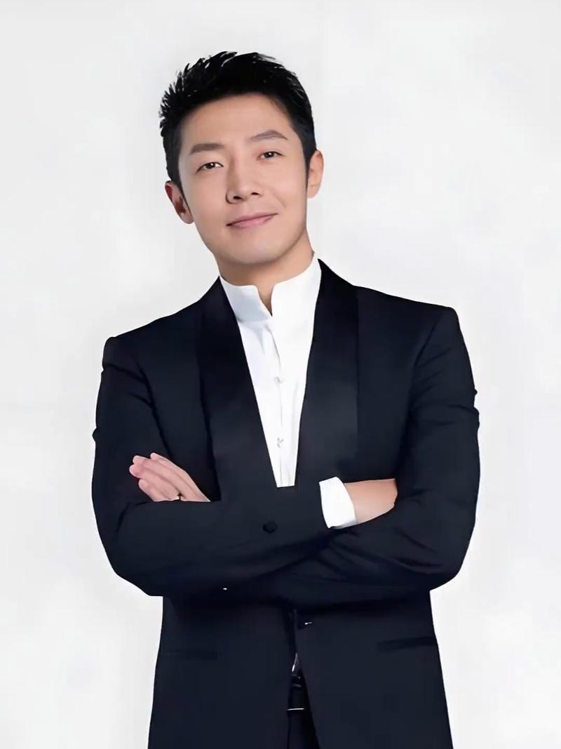 央视有史以来我最爱的主持人有撒贝宁、任鲁豫和王嘉宁。

撒贝宁幽默机智，好像就没