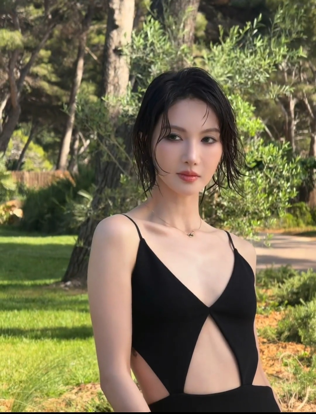 女演员金晨，路透生图被大家吐槽了。其实金晨以前挺漂亮的。五官端正，长发飘飘，再加