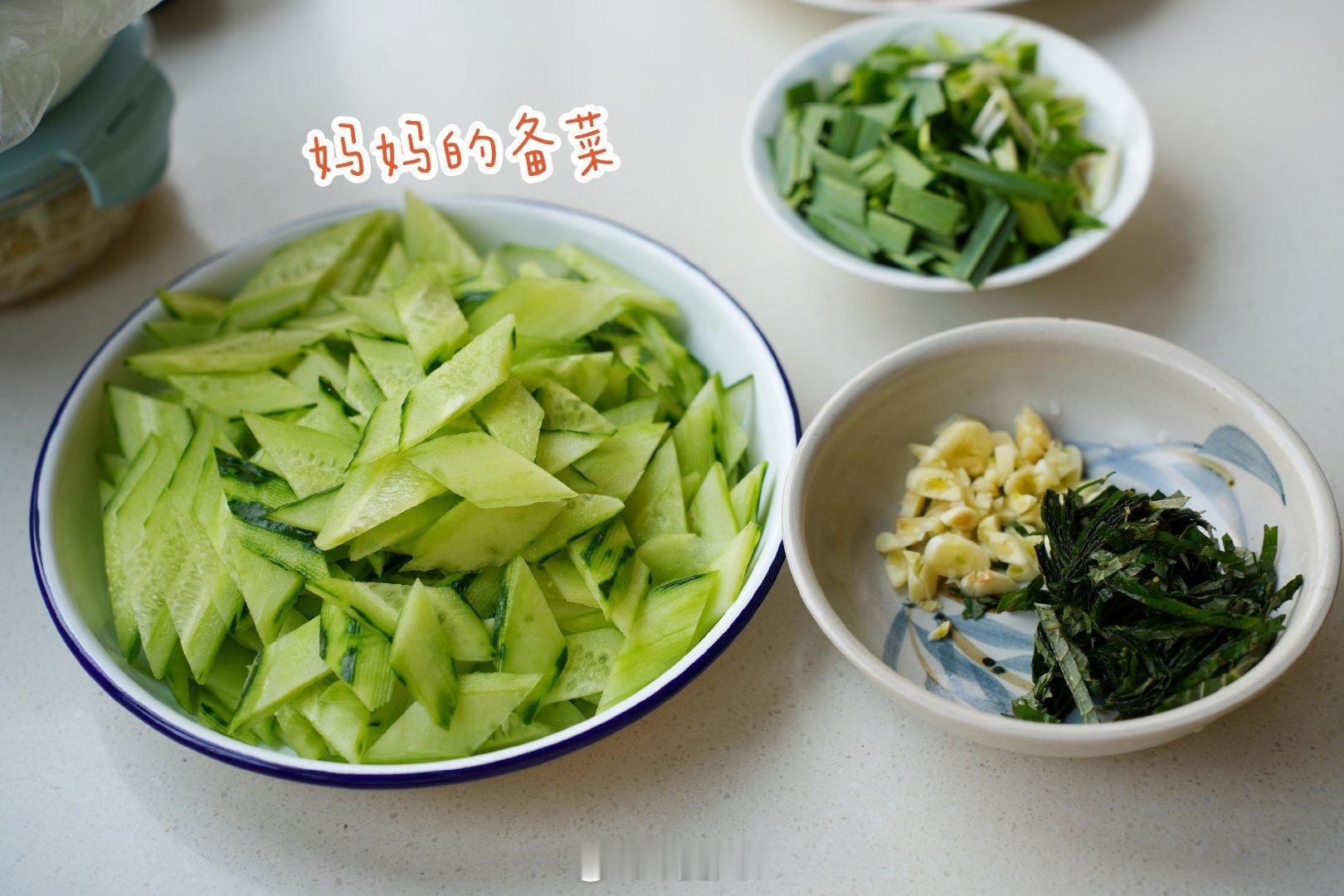 一块钱一斤的黄瓜妈妈买了一大袋，还在操心卖黄瓜的小伙子拉了一大车，可怎么卖的完呦