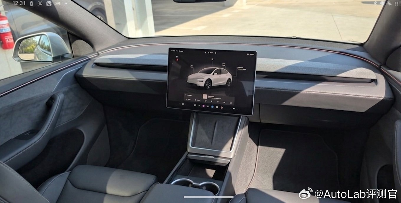 新款Model Y L的Robotaxi也来了依旧没有方向盘，只有一块16英寸的