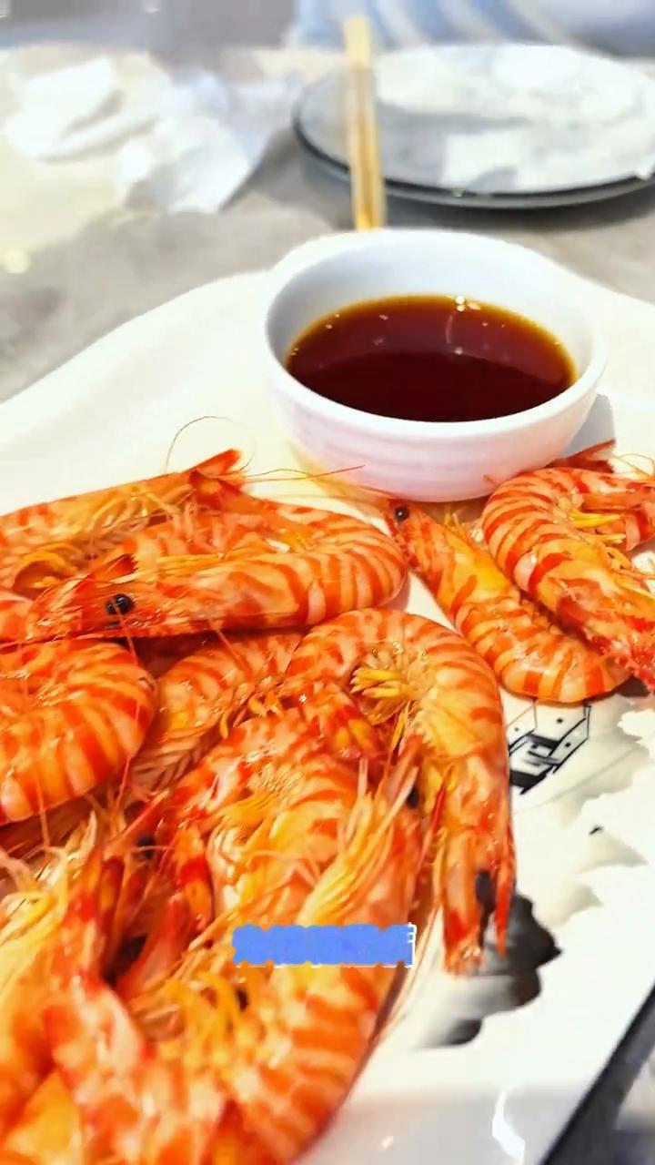 那香海近处吃海鲜。
威海旅行第2天，在环海路品尝美味海鲜。这家禹州正亚蒸汽海鲜厅