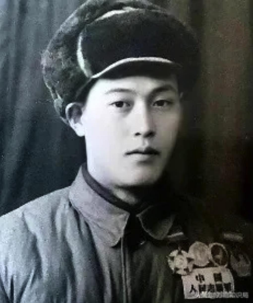 1952年，张文荣被俘，美军却让他重返志愿军，搜集情报。张文荣假装同意，却在跳伞