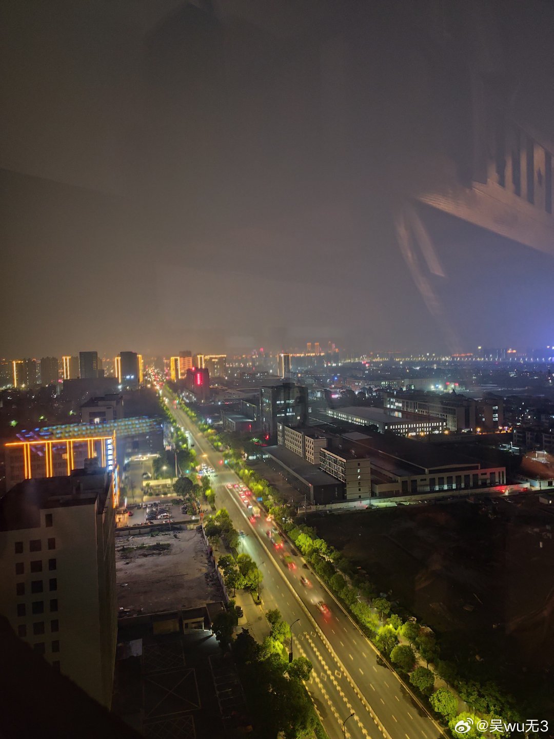 住26楼的人，看车来车往。心在努力静下来！ 