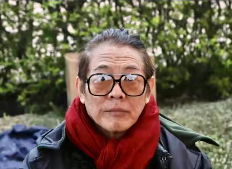 这是李连杰吗？没认出来！
一个偶然的机会在尼泊尔，网友遇到了李连杰一家，李连杰和