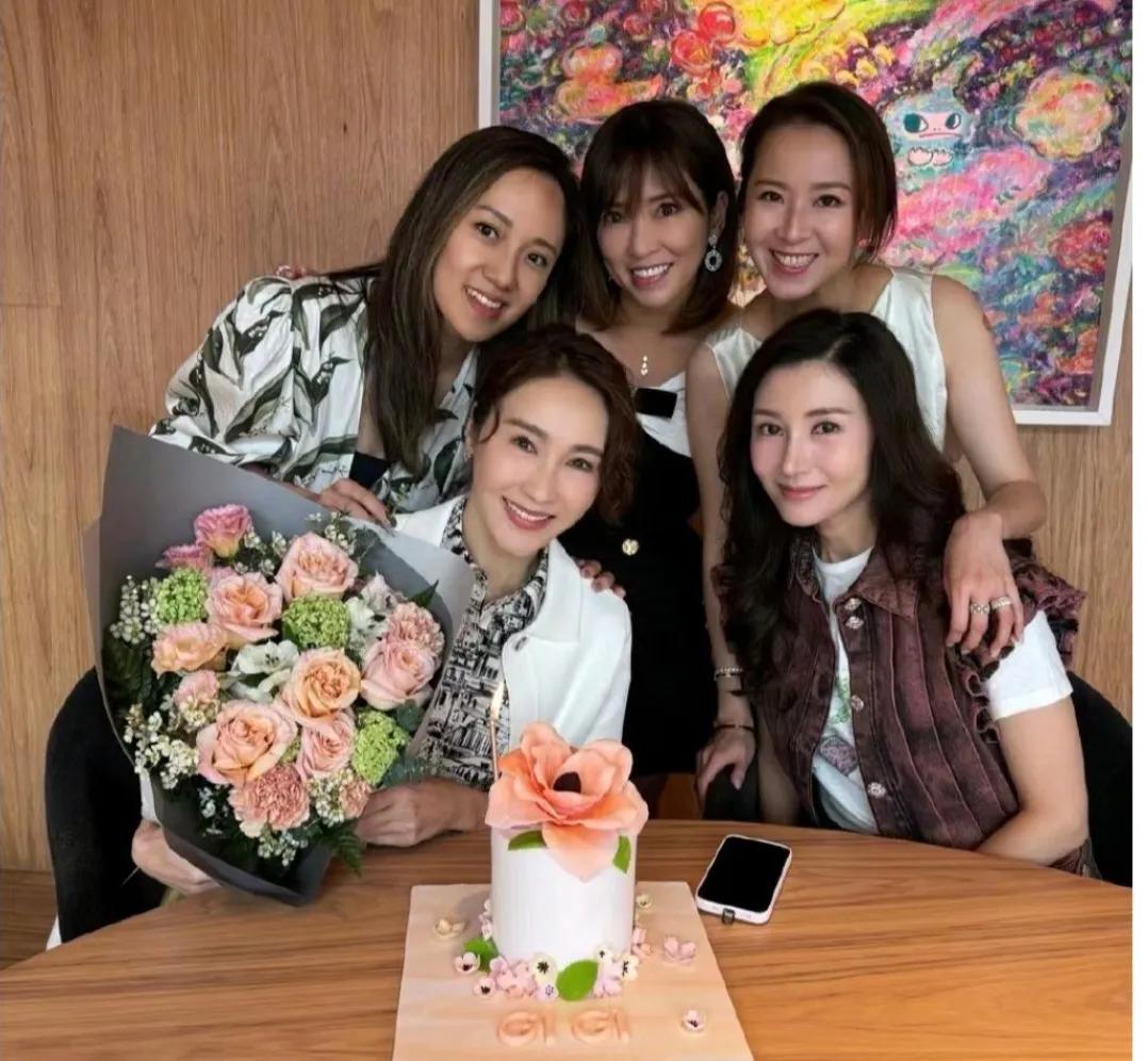 黎姿和李嘉欣的同框照，都是大美女，但李嘉欣艳压群芳啊！


近日，李嘉欣在社交媒