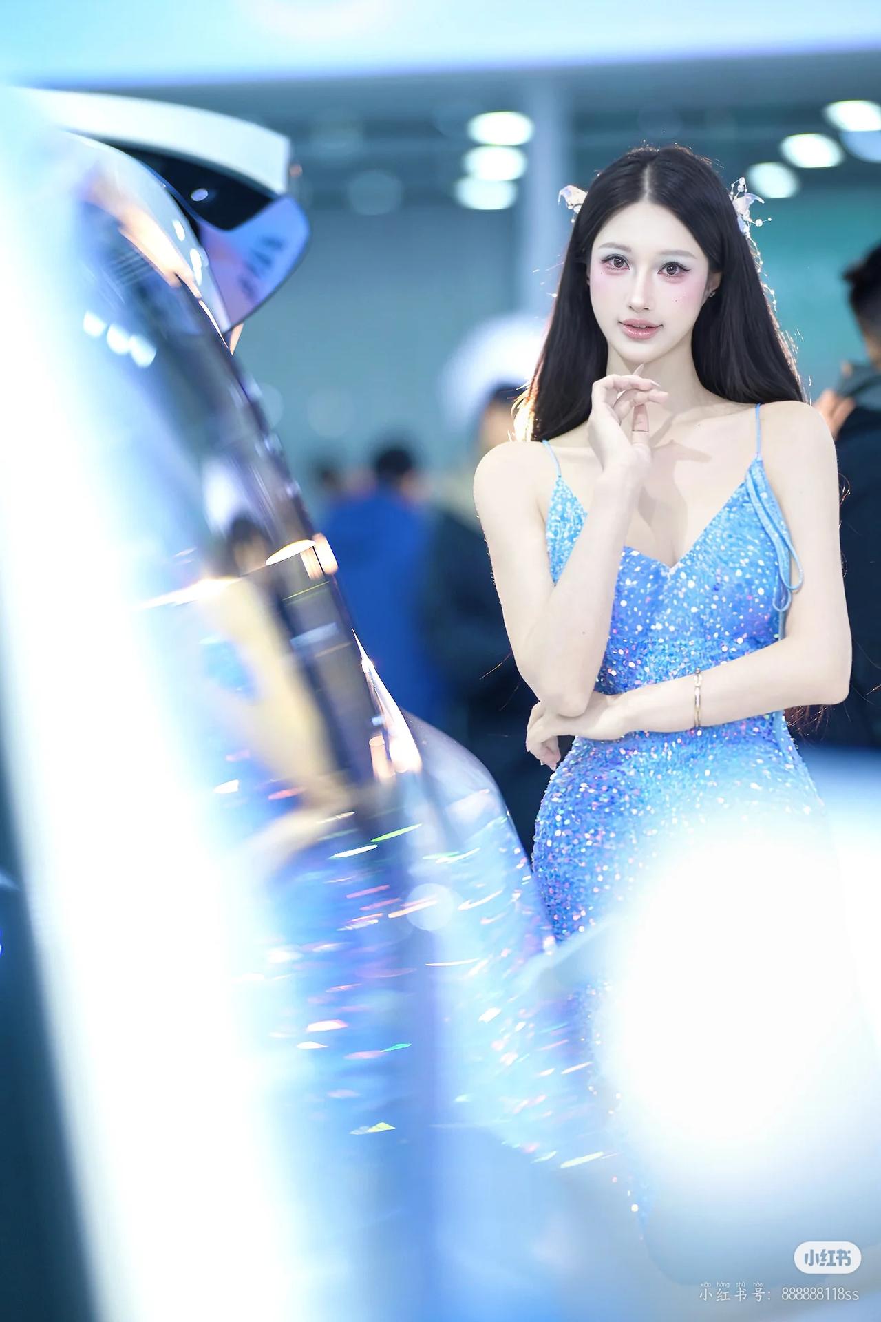 什么叫有韵味的女人美女车模穿搭写真