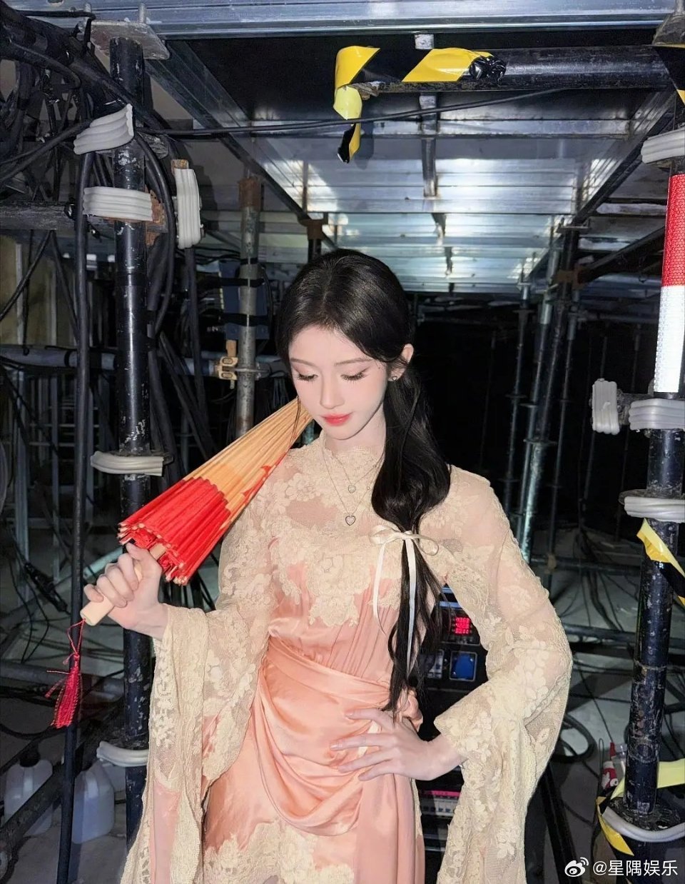 鞠婧祎和田曦薇穿同款裙子 谁更好看？ 