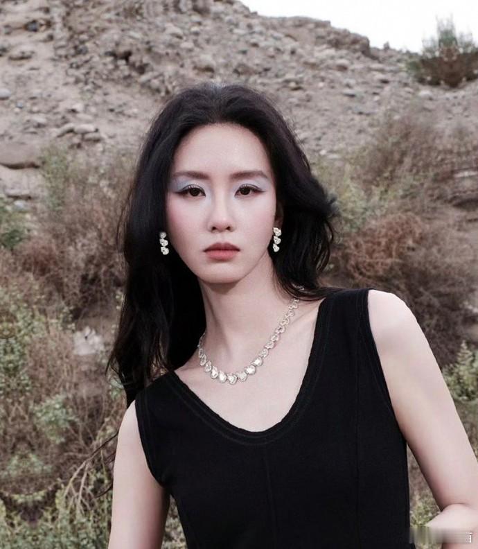 刘诗诗杂志妆容，卧蚕或缺或肿。 