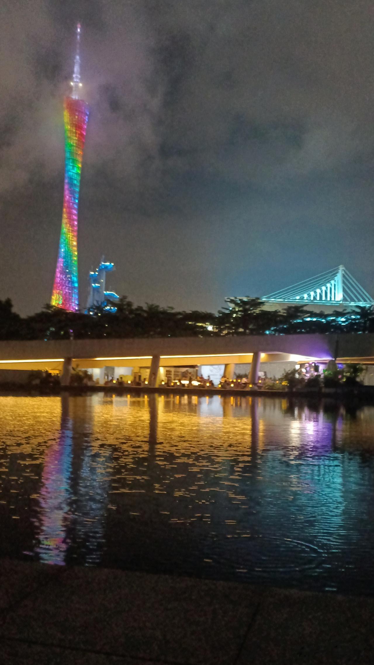 来广州天河就必须去花城汇广场😏，晚上坐在酒吧对面面费听歌🎵