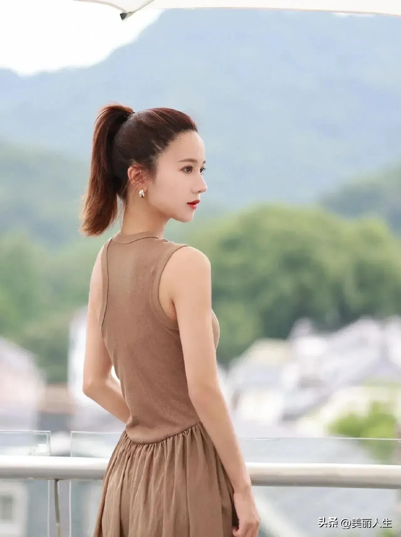 九寨沟的水是大自然打翻的调色盘，它的美，从不需要刻意雕琢