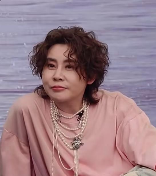 王濛在浪姐7直播现场直接黑脸了。
不是对姐妹，是对着导演组。
她把麦往桌上一拍，